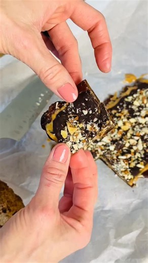 Easy Chocolate Date Bark 🍫✨ Deliciously sweet, naturally energizing, and packed with fiber! Dates bring natural sweetness, antioxidants, and minerals, while dark chocolate adds heart-healthy polyphenols. A treat that satisfies cravings and nourishes your body. Type « date » in the comments and I’ll send the full recipe straight to your DMs! #PlantBasedTreats #HealthyDessert #NoRefinedSugar #ChocolateLovers | Well with Melissa