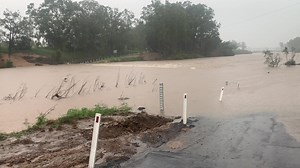 The Mary River at Mungar Road Bridge in Tiaro is now up to 8 metres. Bureau of Meteorology warns the river may reach the major flood level (12.00 m) from Saturday, with further heavy rainfall. Stay updated via https://disaster.frasercoast.qld.gov.au/ and the Bureau of Meteorology website. #WinNews Weeknights at 5.30pm | WIN News Wide Bay