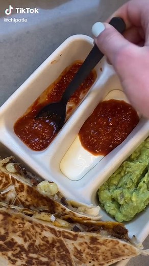this menu hack is ELITE #chipotle #chipotlehack #dragonsauce #quesadilla #foodies #trending #viral #fyp