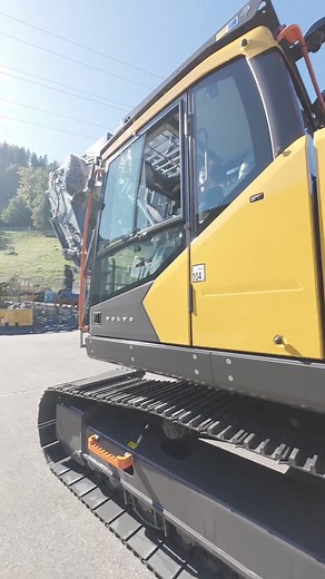 Wenn dein Bagger aussieht wie ein Transformer auf dem Weg zur Arbeit… 😎💥 👉 Kettenabstreifer? Check. 👉 Rammschutzprofile? Check. 👉 VSG-Dachscheibe mit Wischersystem? Check. 👉 PROTECTOR E4? Double Check! — When your excavator looks like a Transformer on its way to work... 😎💥 👉 Chain scrapers? Check. 👉 Ram protection profiles? Check. 👉 VSG roof window with wiper system? Check. 👉 PROTECTOR E4? Double Check! #volvo #volvoce #bagger #excavator #baumaschinen #constructionmachinery #sonderba