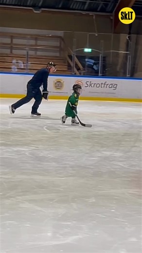 Stor dag för liten kille 😍 Vi var med när fyraårige Otto Minkkinen Andersson gjorde sin första träning med hockeyskolan i Skara IK. 👏🏒 | SkLT - Skaraborgs Läns Tidning