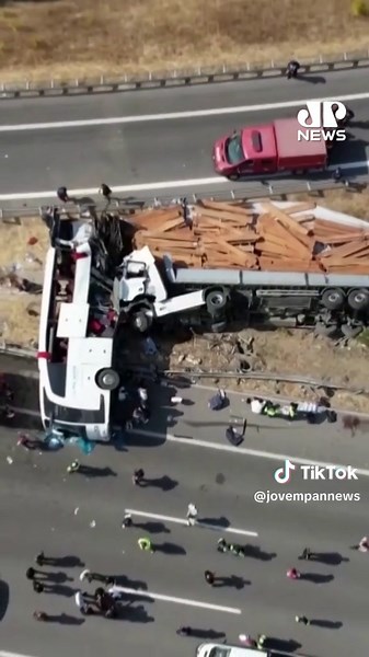 Onze pessoas morreram e 27 ficaram feridas após uma colisão entre um ônibus e um caminhão na província de Manisa, no oeste da Turquia, neste domingo (11). De acordo com o governador local, Vahdettin Ozkan, as equipes de resgate foram acionadas imediatamente após o impacto. Imagens registradas no local mostram o ônibus virado de lado com graves danos na parte traseira, além do caminhão, que transportava tábuas de madeira, tombado na pista. As autoridades locais investigam as causas do acidente. �