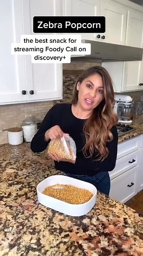 Zebra Popcorn, the perfect snack to binge watch #foodie #Recipe #chef #deliciousfood #tasty #foodlover #foodblogger #cookingrecipe #cooking #cookies #homemade #yum #yummyfood #reelsfb #fyp #fypシ | Jenny Martinez