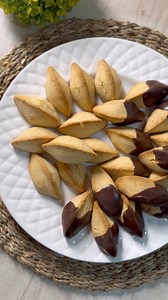 1M views · 13K reactions | Galletas Boca de Dama! Súper fáciles y pocos ingredientes! Ingredientes: 2 cdas. bien generosas de manteca 5 cdas. bien colmadas de azúcar impalpable 1 cda. de esencia de vainilla 1 huevo 15 cdas. bien colmadas de harina 0000 1/2 cdta. de polvo de hornear Pizca de sal fina Opcional 100 g de chocolate semi amargo Horno pre calentado 180 grados / 20 minutos Rinde 400 g de galletas | matycocina | Facebook