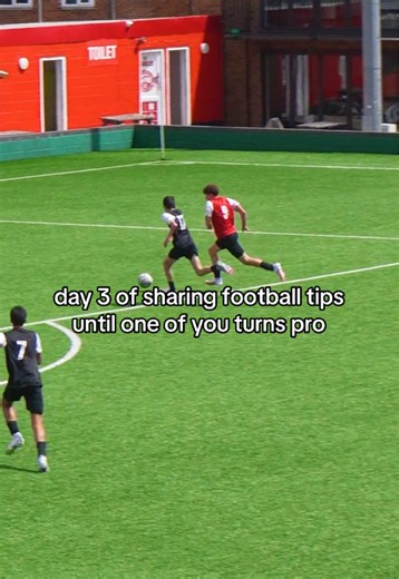 3 Essential Box Movements for Strikers in Football