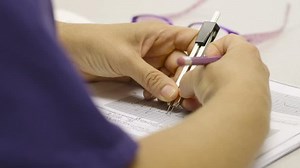 Nursing Student Learns Read Ekg: vídeo stock (100% livre de direitos) 10870394 | Shutterstock