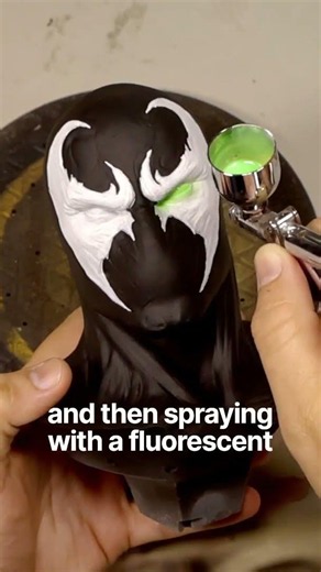 Make eyes that GLOW using this simple trick! #miniaturepainter #modeling #painting