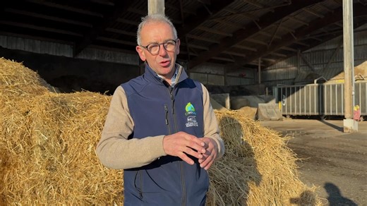 METHAMAINE ET LA CLINIQUE DE MESLAY : DECOUVREZ LE CIRCUIT COURT DE METHANISATION AVEC GILLES BARATOUX ET BENOIT DUTERTRE En plein essor aujourd'hui, la méthanisation est un système de production de gaz de ville en circuit court et bio dont l'un des précurseurs en France est Benoît Dutertre. Issu du monde des courses, ce dernier a crée Méthamaine sur la commune de Meslay-du-Maine (53) qu'il alimente en gaz via GRDF, et a crée un circuit court de récupération du fumier de cheval avec la Clinique 