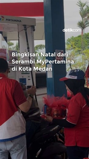 Senyum para pengendara tampak sumringah saat menerima kejutan hampers Natal di SPBU Kota Medan, Sumatera Utara (Sumut). Mereka tak menyangka mendapat bingkisan saat mengisi BBM di SPBU tersebut. Tak hanya di Medan, pembagian hampers gratis ini juga dilakukan di total 25 SPBU yang tersebar di Sumatera Utara selama perayaan Natal. Hampers yang dibagikan berisi kue kering hasil kolaborasi dengan pelaku UMKM lokal di Sumut. Selain mendukung UMKM, kegiatan ini juga menjadi bentuk kepedulian Pertamina
