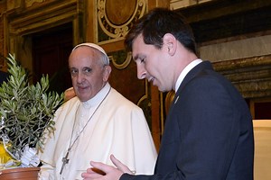 Papa Francisco ganha camisa do PSG autografada por Lionel Messi