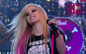 【艾薇儿的全球年冠单曲】Avril Lavigne - Girlfriend (Live Letterman Show) 2007.04.17
