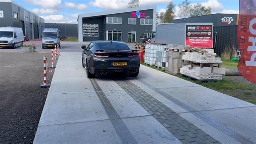 Gewassen met onze vernieuwde Ceramic SiO Car shampoo ! ProNano Ceramic Wax Shampoo is een innovatieve 2-in-1 formule, verrijkt met hoogwaardige ceramic wax-deeltjes. Deze shampoo reinigt krachtig én brengt tegelijkertijd een beschermende laag aan op het oppervlak. De ceramic wax zorgt voor een diepe glans, waterafstotend effect (hydrofobe werking) en een langdurige bescherming tegen vuil, UV-straling en weersinvloeden. Voordelen: • Verwijdert moeiteloos vuil, vet en wegverontreinigingen • Laat e