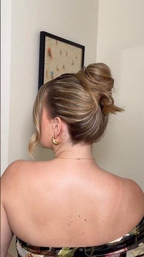 EASY WEDDING UPDO FOR WEDDING GUESTS OR BRIDESMAIDS #weddingupdo #weddinghairstyles #hairtutorial