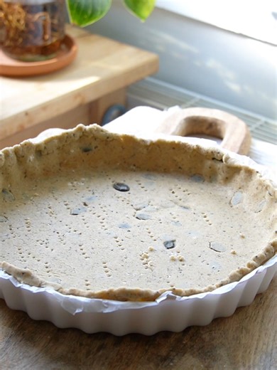 Pâte à tarte sans gluten et sans lactose ❤️ Parce que manger sain ne devrait jamais rimer avec frustration, je te partage aujourd’hui ma pâte à tarte maison, facile à faire, digeste et parfaite pour tes tartes et quiches 🥰 Ingrédients : 🌾100 g de farine de riz complet 🌾100gr de maïzena 🌾50gr de farine de sarrasin 🥚1 oeuf 🫗5 cl d’huile d’olive 💧8 cl d’eau froide (à ajuster selon la texture) 🧂1 pincée de sel Cette fois-ci je l'ai utilisé pour faire une quiche poireaux thon, je te poste la 