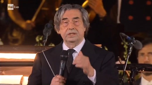 Una grande lezione di vita del maestro Riccardo Muti: "L'orchestra è sinonimo di società. Ci sono tanti strumenti con parti diverse, ma devono concorrere all'armonia di tutti. Molte volte l'impedimento è il direttore d'orchestra!" 7 giugno 2024 | Italia Mattanza