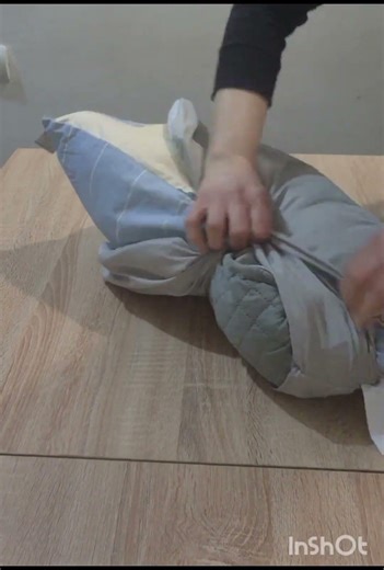 "In this video, I show you how to properly apply a pillowcase. Follow me step by step.