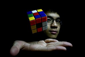 Impresionante récord: joven resuelve cubo de Rubik en cinco segundos
