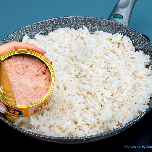 Receptet på ris med konserverad tonfisk som erövrade alla! Ingredienser: hett vatten: 1.5 l salt: 5 g ris: 300 g lök: 2 st tonfisk på burk: 120 g salt: 3 g svartpeppar: 3 g tomat: 2 st mozzarella: 100 g ägg : 3 st salt: 3 g matlagningsgrädde : 100 ml svartpeppar: 2 g Sallad: gurka: 2 st rödlök: 1 st konserverad majs: 200 g körsbärstomat : 200 g avokado: 1 st persilja: 20 g olivolja: 30 ml persilja: 10 g vitlök : 20 g salt: 2 g | Smarrig.tv