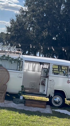 POV: you’re the wedding artist who hasn’t had a free weekend since September, guest portraits, live canvases, and caffeine on repeat #nicoleharrisstudio1 #weddinginspiration #guestportraits #liveweddingpainter #florida #art | Nicole Harris Studio