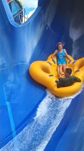 THE GIANT WATER SLIDE ! Roni and Luna at BEACH PARK !