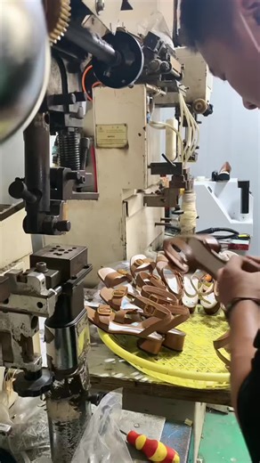 Computer automatic high heels nailing machine#shoemachine #highheels #ladyshoes #ladyshoemachine #higheelmaking #highheelmachine #footwear #shoemakingprocess #shoemakingmachine #fyp #heelnailingmachine #heelmachine #heels