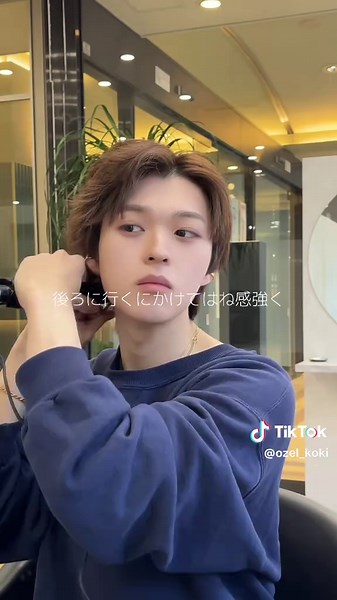 分け目をがっつり作らずかきあげるアクティブショートがかっこいい。今回はアイロンで外ハネの毛流れを入れて躍動感と動きをプラス。ちなみにフェザーパーマでこれ再現可能です。顔まわりの毛を少量垂らして透け感と色気を出すのが超ポイント。#おすすめ #アクティブショート #asahi #フェザーパーマ #郡山美容室