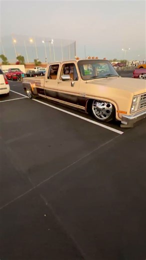 Loved how clean looking this dually was at Dino’s Git Down @dinoschevyonly @dinosgitdown @gmss.fab @n2classictrux @everyone #levelrideairsuspension #levelride #chevrolet #trucksofinstagram #dually | Level Ride Air Suspension