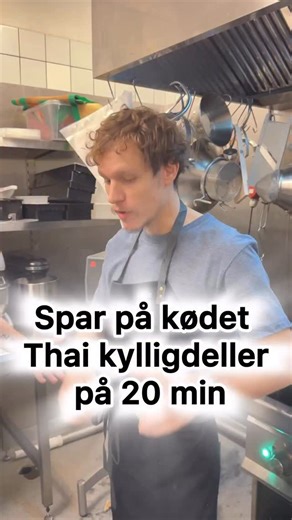 thai kyllinge kødboller med ris Kødboller: - 500 g kyllingefars - 1 lille squash ( revet) - 1 gulerod (revet) - 2 foråesløg - 2 tsk hakket hvidløg - 1 tsk ingefær paste - 1 tsk chilli paste - 1 ske soya sauce - 1 æg - Juice fra en halv lime Saucen: - 1 rød peberfrugt skiveskåret - 1 tsk hakket hvidløg - 1 tsk revet ingefær - 2 skeer soyasauce - 400 ml kokosmælk - 2 skeer rød curry paste - 2 forårsløg hakket - ( en håndfuld koriander) kan undlades - Juice fra en halv lime - ½ l kyllinge fond - 1 