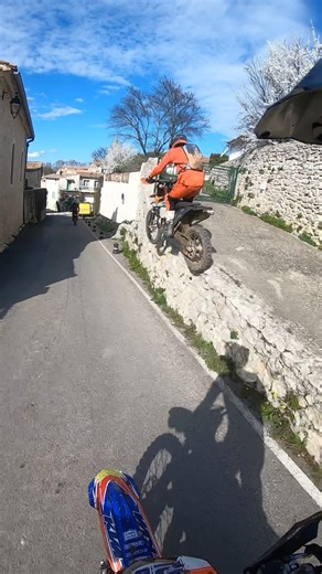 P’tit saut dans le village 😜 #enduro #saut#exc#ktmlover
