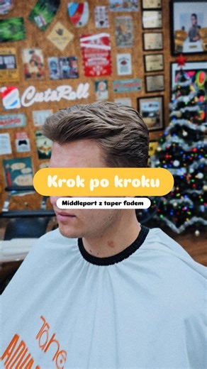 Marcin Lupke on Instagram: "Middle part z taper fade 💈 Prosto - klasyka i nowoczesność, bez setek podziałów i separacji. Góra klasycznie w kwadrat Pasmo pamięci przez środek głowy Do niego horyzontalnie docinane kolejne sekcje Sekcja grzywki oddzielona w trójkąt od boków Diagonalne podziały ukierunkowane w tył Cięcie pod 90° Każde kolejne pasmo przekierowane do poprzedniego Suszenie ➡️ taper fade Nisko trymerem Otwarte / zamknięte ostrze maszynki Nakładka 3 mm Dopracowanie nożyczkami na grzebie
