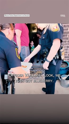 This toddler calls 911 for "emergency donuts" and they deliver! 😂🍩 https://abcnews.link/z2jjfYQ | Good Morning America