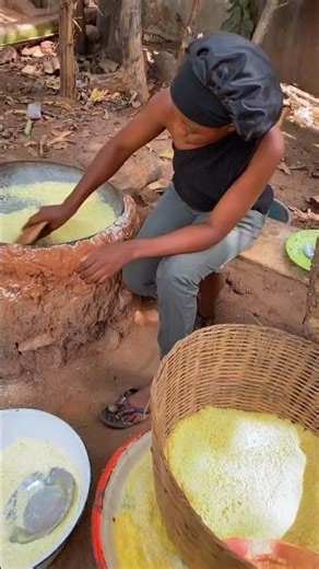 Allow me to take you to the village 🤭😂let’s make Garri from scratch 😊