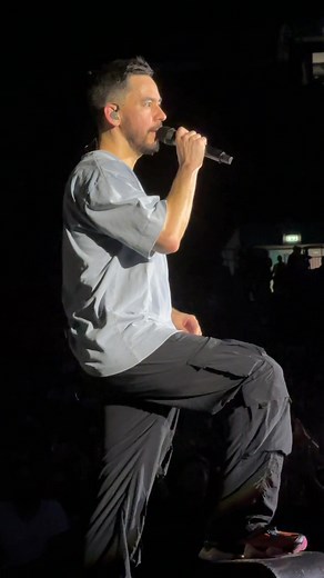 Tu-tu-du-du, Mike Shinoda 🔥 It’s like he timed the start of the song perfectly 👌 Linkin Park - A Place For My Head (Live in London, Wembley Stadium, June 28, 2025) 🎥 mysterymoritz (TikTok) . . . #linkinpark #lp #mikeshinoda #aplaceformyhead wembley