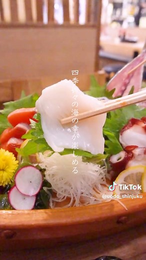 【新宿駅徒歩1分】 魚道 新宿店！！ 完全個室席！ 24時間営業！！ ✨ 完全個室×海鮮料理 創作海鮮料理が楽しめる隠れ家ダイニング ✨ 新宿 魚道は、旬の食材をお楽しみいただく為、季節に合わせてメニューをご提案。 和食の技と心はそのままに、和洋を問わず素材の持ち味を存分に引き出した料理長渾身の創作料理で皆さまをお迎えしております。 産直朝採れの鮮魚を使用したこだわりのお料理ぜひお楽しみいただけます！ #新宿グルメ #新宿居酒屋 #新宿ディナー #新宿昼飲み #新宿飲み #魚道新宿店 #魚道_新宿店