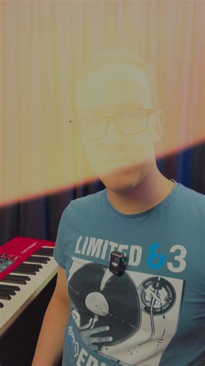 🔥 Jak kształtować brzmienie instrumentu za pomocą equalizera? 🎹 ⭐️ Kiedyś grałam cały utwór jednym brzmieniem - płasko, bez głębi. Potem odkryłam equalizer w moim instrumencie i zaczęłam „malować” dźwiękiem: stonowana zwrotka z więcej basów i środka, refren z rozjaśnionymi górnymi częstotliwościami. A Ty? Jak używasz EQ, żeby dodać koloru swoim aranżom? ⭐️ Znasz swój instrument na tyle, żeby jednym przyciskiem przywołać gotowe brzmienie idealnie dopasowane do refrenu? ⭐️ Czy wiesz, jak świadom