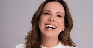 Aos 56 anos, Regina Volpato mostra corpão com biquíni vermelho em dia ensolarado