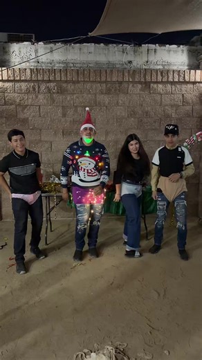 Bien contentos con los regalos del intercambio🤣🤣🤣#humor # | people receiving gifts