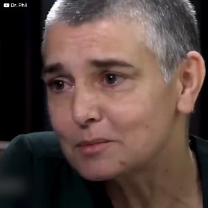 “Mi vida ha sido terrible, terrible, terrible…” - Sinead O'Connor tuvo una vida llena de traumas. Pero una entrevista le permitió liberarse como nunca antes. El presentador la llevó a un viaje por su pasado. Y la cantante pudo sacar a la luz sus peores demonios. Síguenos en nuestro canal de YouTube: http://bit.ly/yt-iconos | íconos