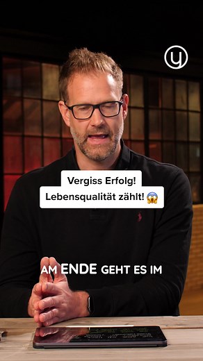 Deine Fragen - Dein Erfolg: Das Geheimnis enthüllt! 🔑 Wenn Du nur eine Frage stellen könntest, um Dein Leben zu verändern, welche wäre das? 🤔 In meinem neuesten Video teile ich meine Geheimnisse, wie Du kraftvolle Fragen nutzen kannst, um Dein Leben zu transformieren! 🎥💥 Lass uns zusammen herausfinden, welche Fragen DU brauchst, um Dein volles Potenzial zu entfalten. ✨💪 Bist Du bereit für Veränderung? 😃🔥 | Christian Bischoff
