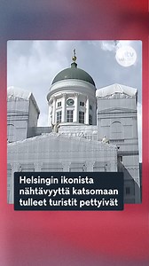 😟Turistit pettyivät Helsingin Senaatintorin remonttiin! Helsingin tuomiokirkko on huputettu ja tuomiokirkon edusta on aidattu betoniaidoilla. Senaatintorilla rakennetaan maan alle sähkökeskuksia sekä vesi- ja viemärikaivoja, jotka helpottavat tapahtumien järjestämistä tulevaisuudessa. Töitä tehdään vaiheittain marraskuuhun asti. MTV Uutiset kysyi Senaatintorille saapuneilta turisteilta, miltä tuntuu, kun Helsingin yksi tunnetuimmista postikorttinähtävyyksistä on remontissa. #mtvuutiset #helsink