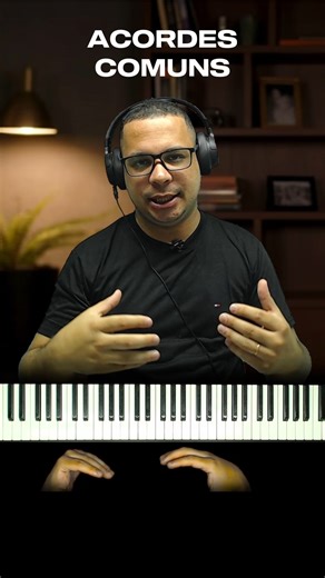 Lucas Mota | Tocando Jazz on Instagram: "👉 Me segue aqui pra evoluir no piano de verdade 🔥 Entra no meu Grupo VIP (link na bio) Se você estuda piano há um tempo e sente que a harmonia não sai do lugar, o problema não é talento — é abordagem. Você até toca piano, conhece acordes, entende cifras. Mas quando tenta aplicar jazz, tudo soa correto… e sem identidade. Isso acontece porque harmonia não é fórmula Mágica. No jazz, harmonia é escolha, não obrigação. Enquanto você copia shapes no piano, o 