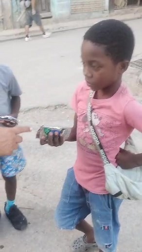 Surcando las calles de la habana para teaer alegrias a todos los niños bendiciones | Yoel Smith