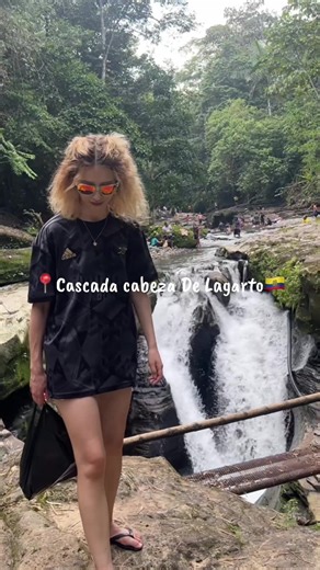 🇷🇺🇪🇨Cascada Cabeza de Lagarto Es una de las cascadas más hermosas de la provincia de Sucumbíos. No se llama así por casualidad: la roca por donde cae el agua realmente parece la cabeza de un lagarto con la boca abierta. Lo más importante sobre la cascada: 📌Tiene unos 50 metros de altura. 📌Al pie hay una laguna con agua cristalina donde puedes bañarte. 📌Alrededor hay un frondoso bosque tropical. 📌Desde la ciudad más cercana, Lago Agrio, se tarda unas 2 horas en llegar. Un lugar hermoso y 