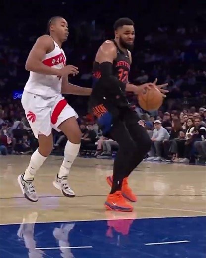 Karl-Anthony Towns powers home the SLAM as the @nyknicks extend their lead! 😤