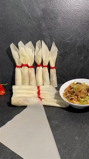 Suppanuch Suppanuch | วิธีห่อปอเปี๊ยะแบบสามเหลี่ยม/How to wrap a triangle spring roll #lumpia #springrolls #แผ่นปอเปี๊ยะ #howtowrap #ห่อปอเปี๊ยะ #ไอเดียอาหาร... | Instagram