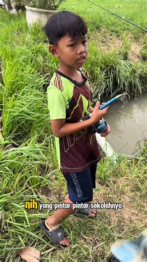 Jual Vespa - Storing motor on Instagram: "Ngeliat anak kecil main selayaknya anak anak lebih tertarik dibanding yg main hp. Ternyata bahagia sederhana dengan banyak bentuk tanpa embel embel kemewahan. Kunci kebahagiaan, hidup tenang dan bersyukur. Serasa flashback ke 26 tahun lalu masa kecil saya main ke sawah, nyebur got nyari encu dan ikan gapi. Buat dijual ke engkoh engkoh buat pakan ikan arwananya. Dapet upah uang seribu dua ribu buat main PS 1jam. Besar dari keluarga yg kekurangan untuk men