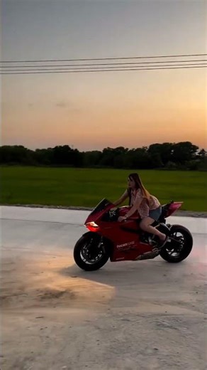 Motorcycle Ducati Woman Beautiful#youtubeshorts