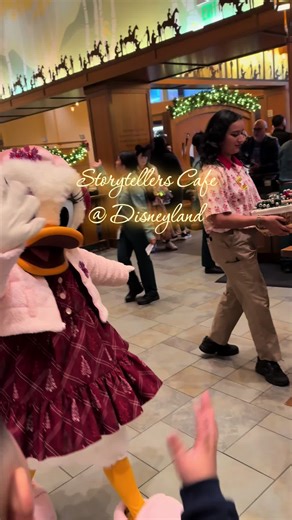 #Disneyland character breakfast 🧇 #characterdining #storytellerscafe #daisyduck