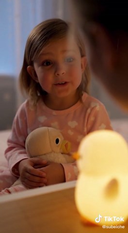 OMG!This penguin night light is so adorable!#penguin #nightlamp #kidsroomdecor #cutegiftideas #lamp