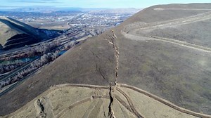 Huge crack spreading on Washington’s Rattlesnake Ridge prompts evacuations (video)